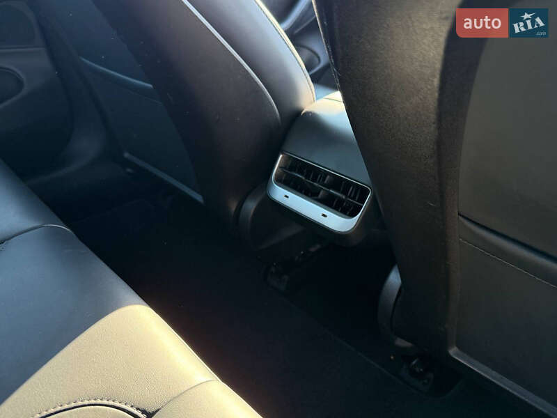 Седан Tesla Model 3 2020 в Луцке
