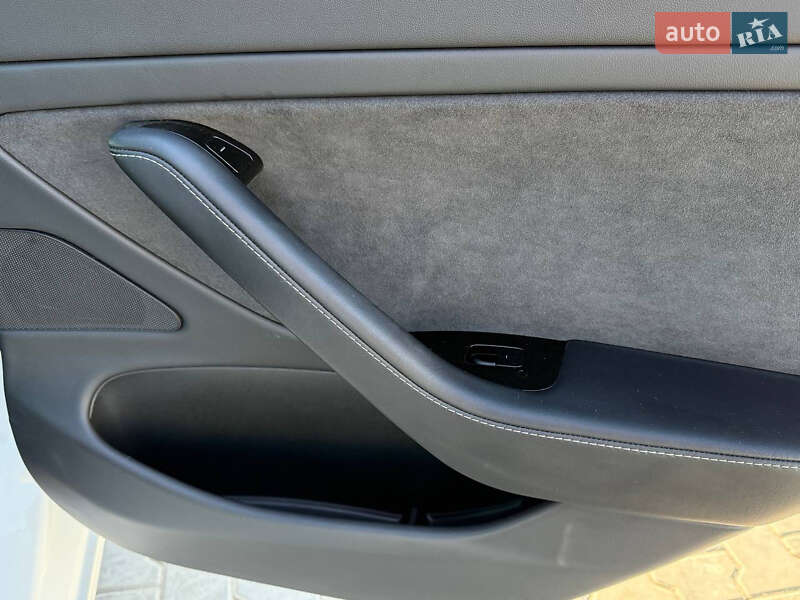 Седан Tesla Model 3 2020 в Луцке