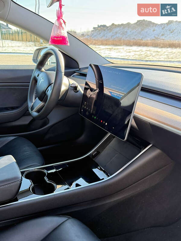Седан Tesla Model 3 2020 в Луцке