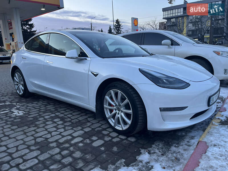 Седан Tesla Model 3 2020 в Луцке