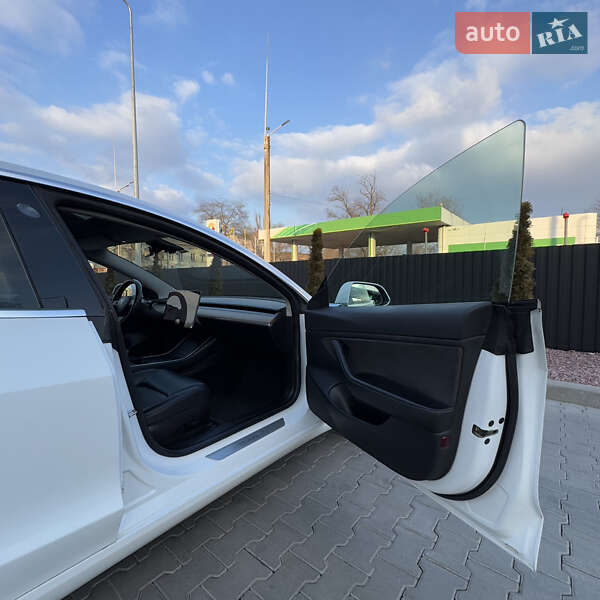 Седан Tesla Model 3 2018 в Одесі