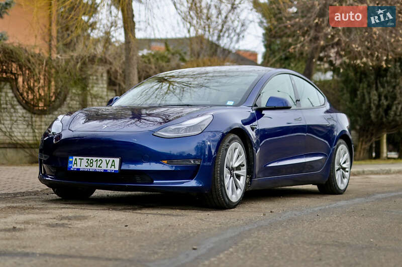 Седан Tesla Model 3 2022 в 