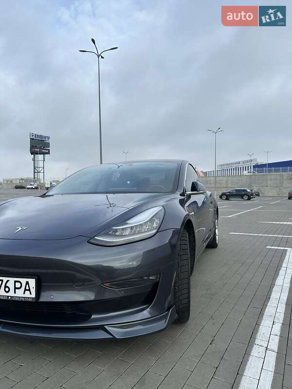 Седан Tesla Model 3 2018 в Одесі