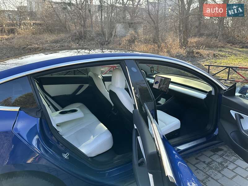 Седан Tesla Model 3 2019 в Львове