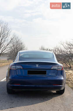 Седан Tesla Model 3 2022 в 