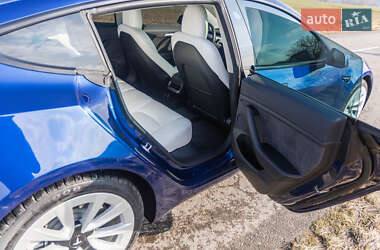 Седан Tesla Model 3 2022 в 