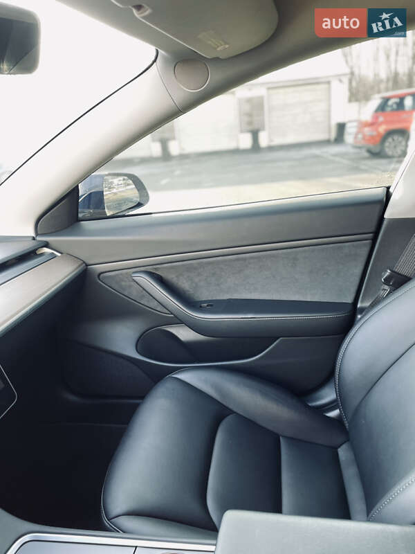 Седан Tesla Model 3 2021 в Киеве