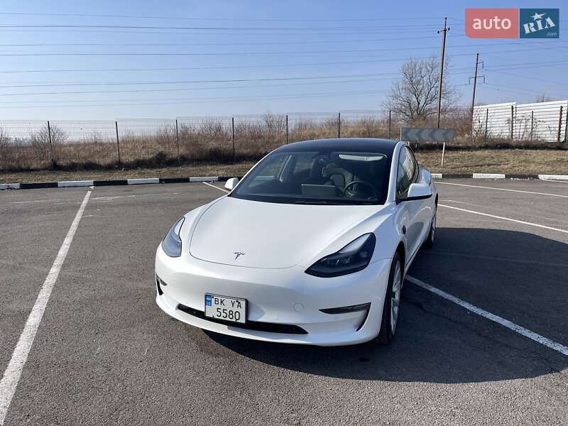 Седан Tesla Model 3 2022 в Ровно