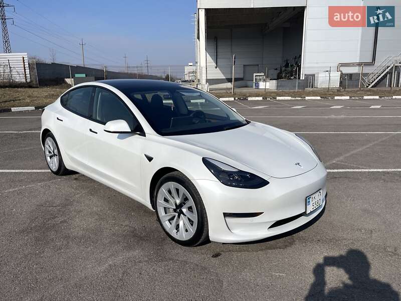 Седан Tesla Model 3 2022 в Ровно