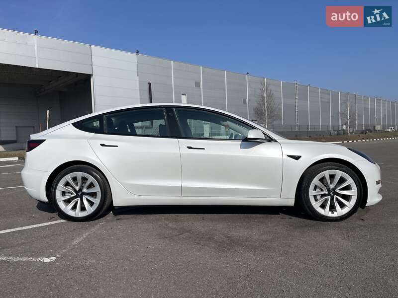 Седан Tesla Model 3 2022 в Ровно