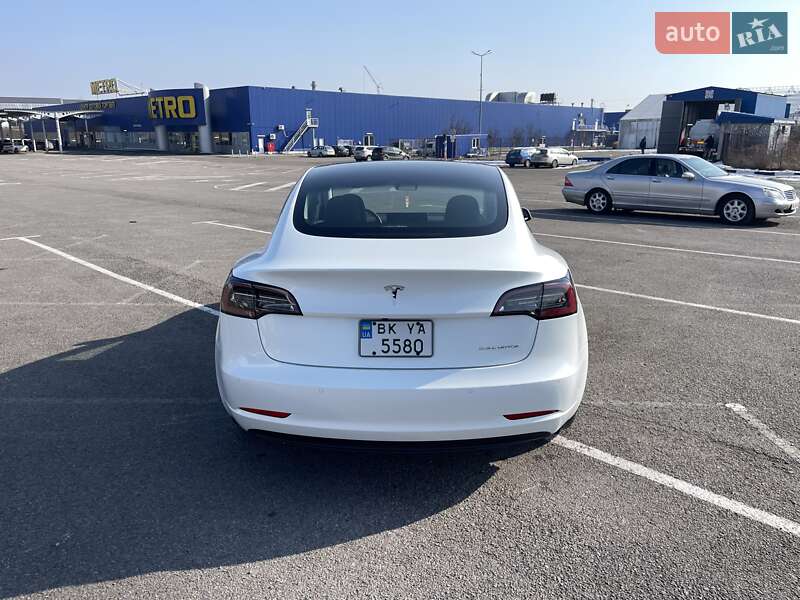 Седан Tesla Model 3 2022 в Ровно
