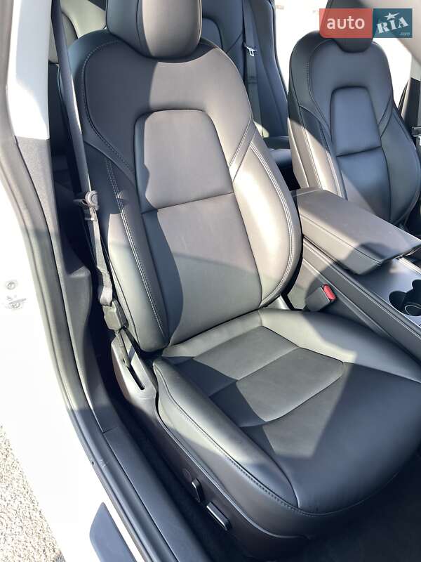 Седан Tesla Model 3 2022 в Ровно