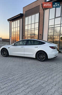 Седан Tesla Model 3 2023 в 