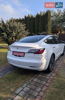 Седан Tesla Model 3 2022 в 
