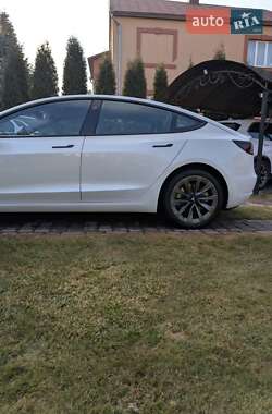 Седан Tesla Model 3 2022 в 