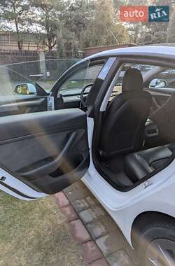 Седан Tesla Model 3 2022 в 
