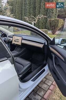 Седан Tesla Model 3 2022 в 
