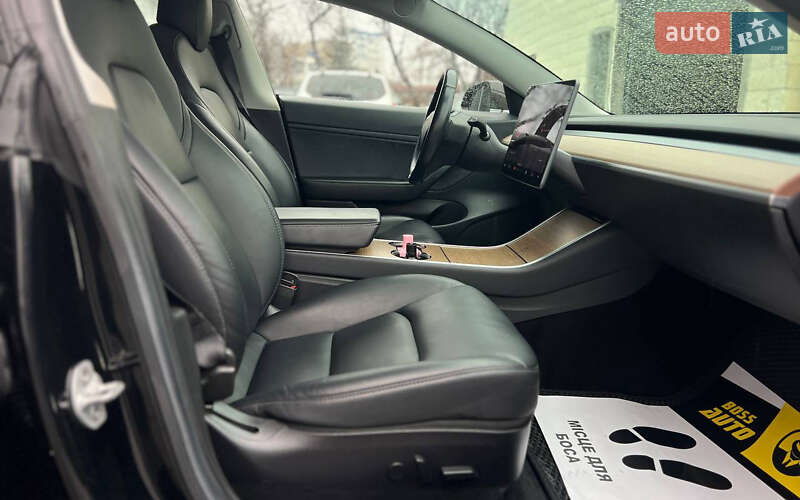 Седан Tesla Model 3 2019 в Івано-Франківську