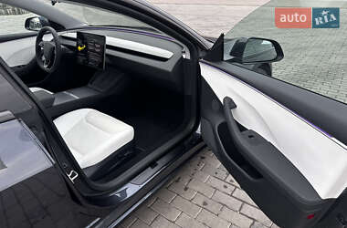 Седан Tesla Model 3 2023 в 