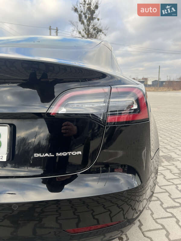 Седан Tesla Model 3 2019 в Львові