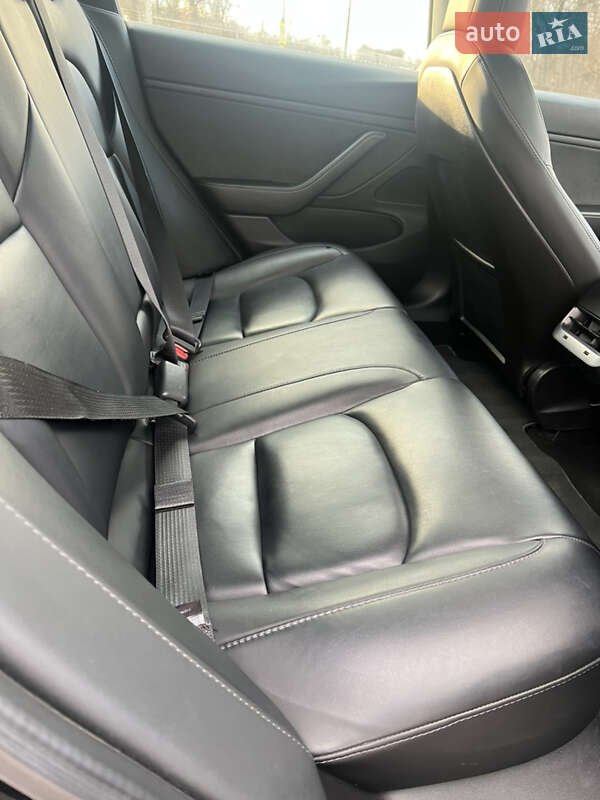 Седан Tesla Model 3 2019 в Львові