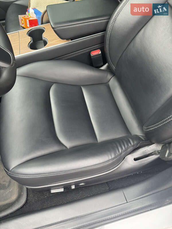 Седан Tesla Model 3 2019 в Чернигове