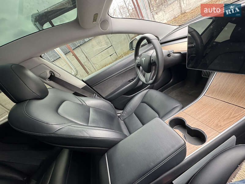 Седан Tesla Model 3 2019 в Чернигове