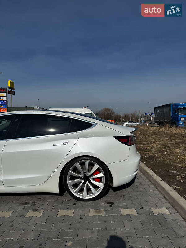 Седан Tesla Model 3 2019 в Львове