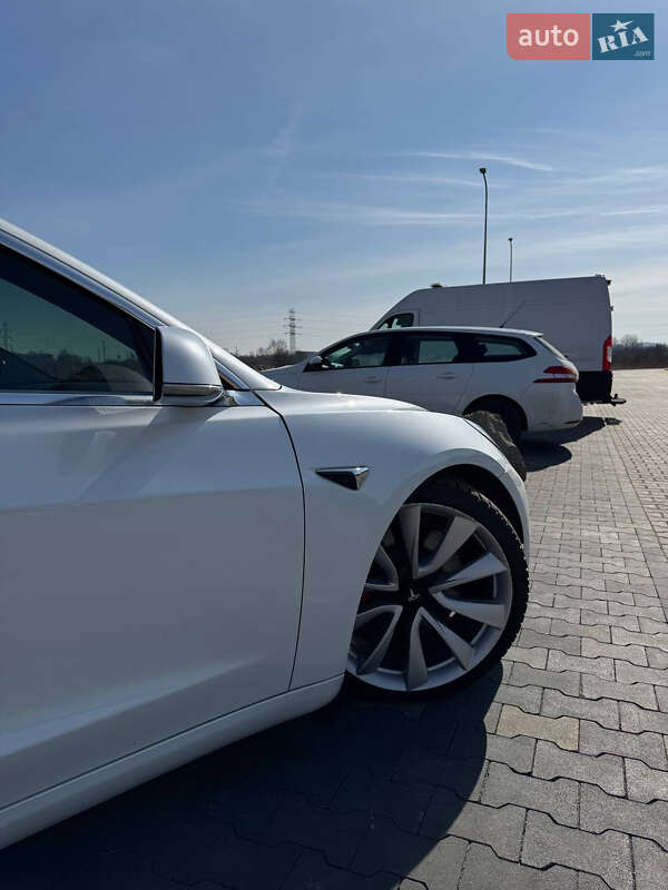 Седан Tesla Model 3 2019 в Львове