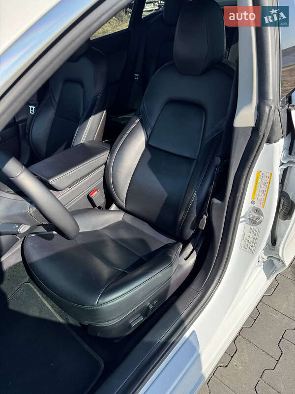 Седан Tesla Model 3 2019 в Львове