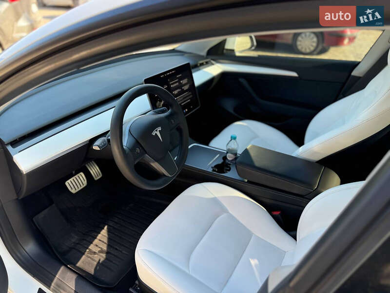 Седан Tesla Model 3 2021 в Львові
