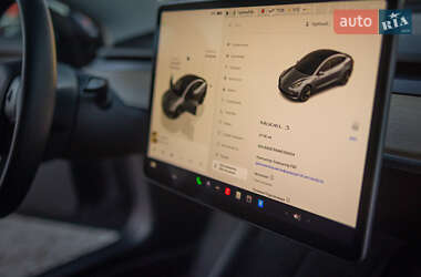 Седан Tesla Model 3 2022 в 