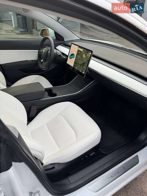 Седан Tesla Model 3 2020 в Коростені