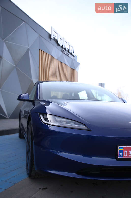 Седан Tesla Model 3 2024 в Луцке