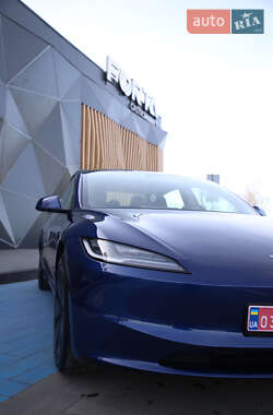 Седан Tesla Model 3 2024 в 