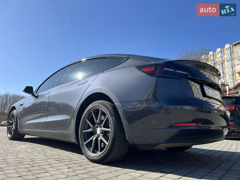 Седан Tesla Model 3 2018 в Львове