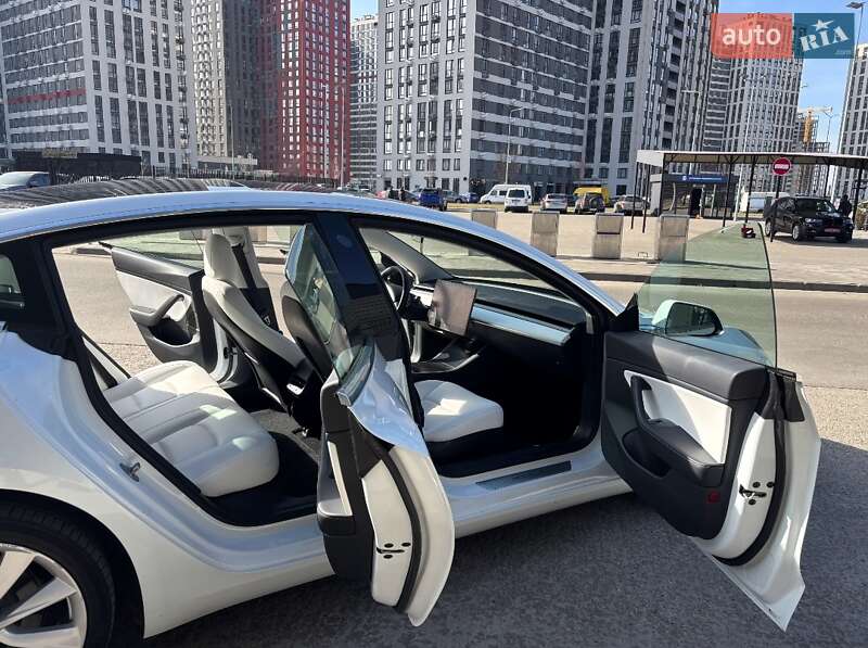 Седан Tesla Model 3 2020 в Киеве