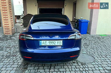 Седан Tesla Model 3 2022 в 