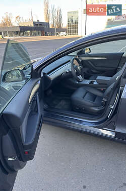 Седан Tesla Model 3 2023 в 
