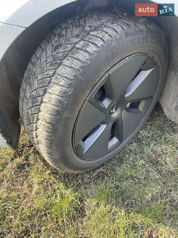 Седан Tesla Model 3 2019 в Житомирі