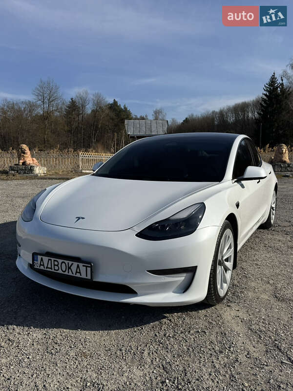 Седан Tesla Model 3 2022 в 