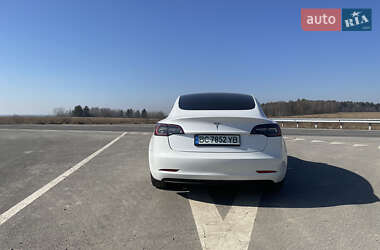 Седан Tesla Model 3 2021 в 