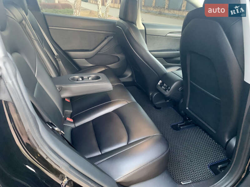 Седан Tesla Model 3 2021 в Киеве