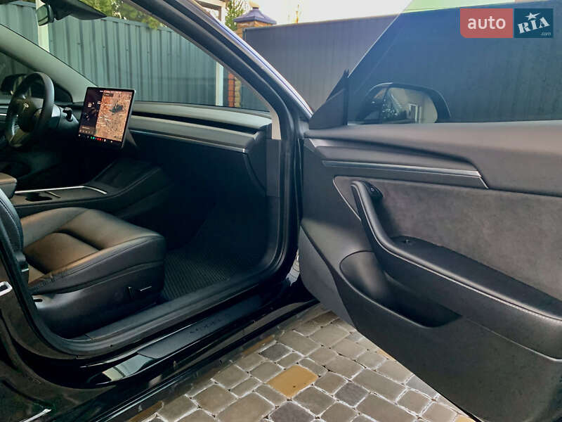 Седан Tesla Model 3 2021 в Киеве