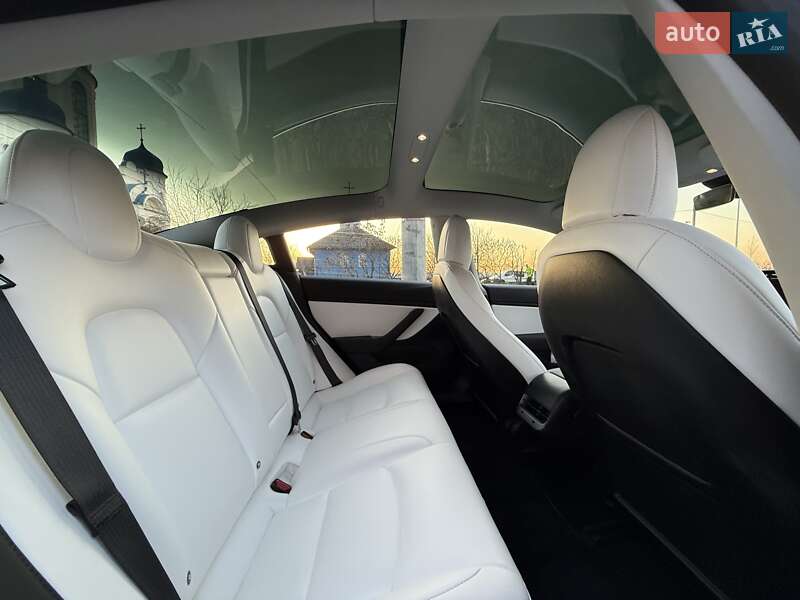 Седан Tesla Model 3 2018 в Черновцах