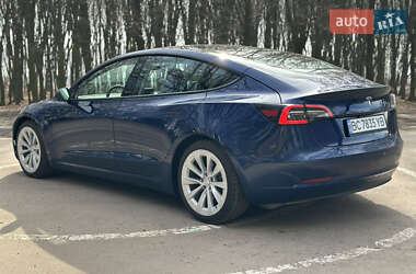 Седан Tesla Model 3 2022 в 