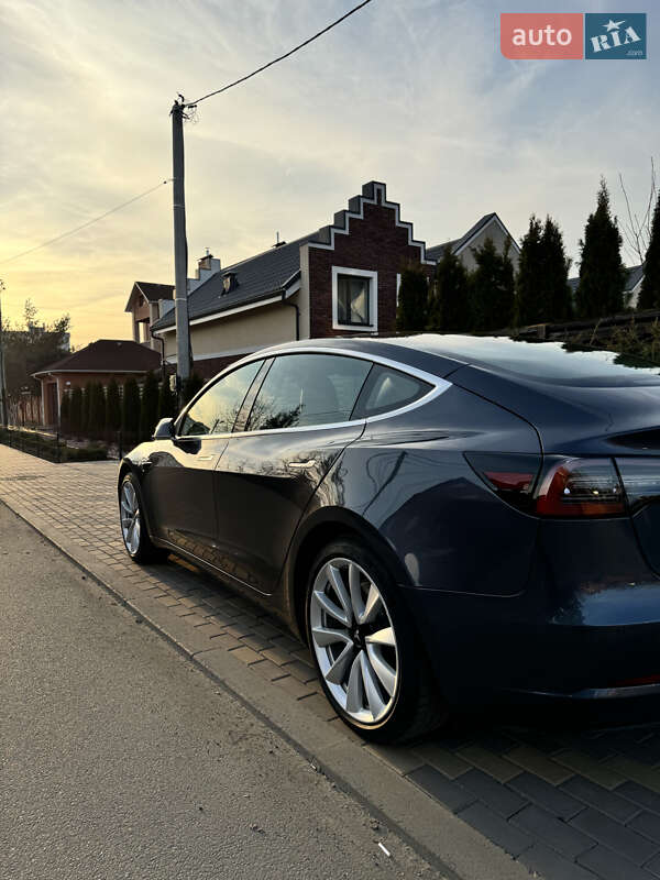 Седан Tesla Model 3 2018 в Петропавлівській Борщагівці