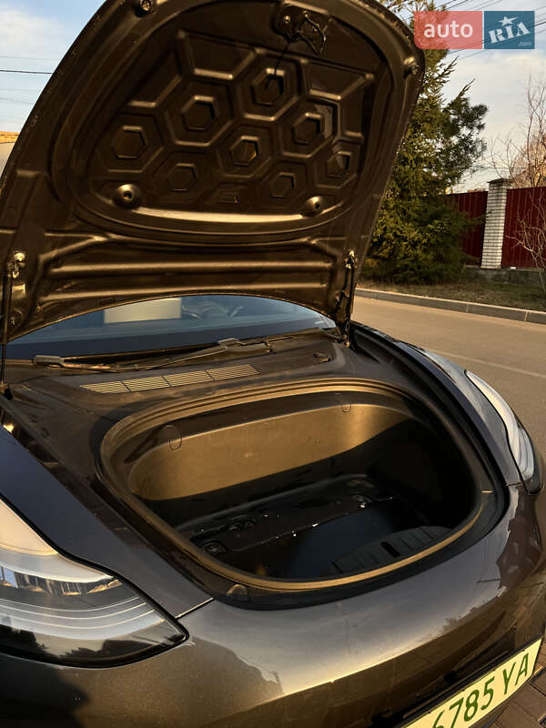 Седан Tesla Model 3 2018 в Петропавлівській Борщагівці