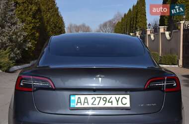 Седан Tesla Model 3 2022 в 