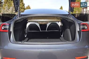Седан Tesla Model 3 2022 в 
